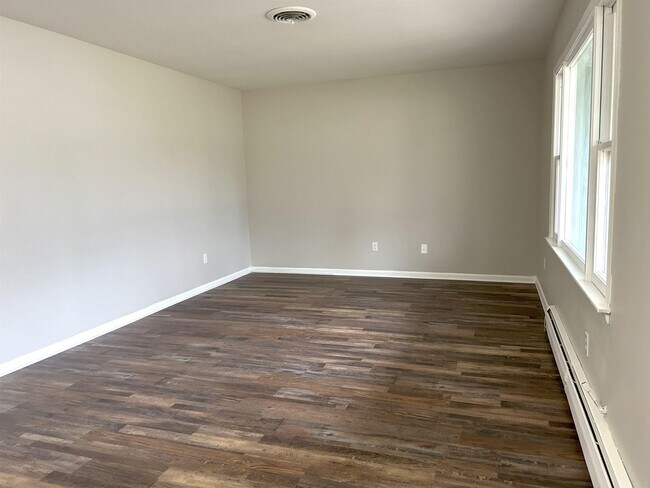 Building Photo - 3827 Hampshire Dr