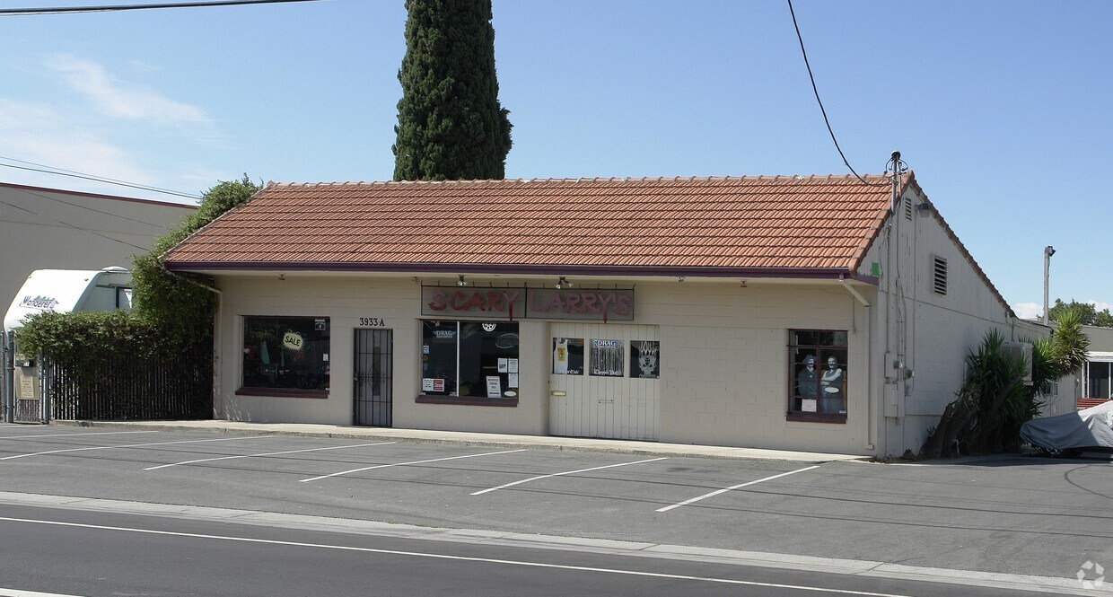 Front Retail Building - 3933 Walnut Ave