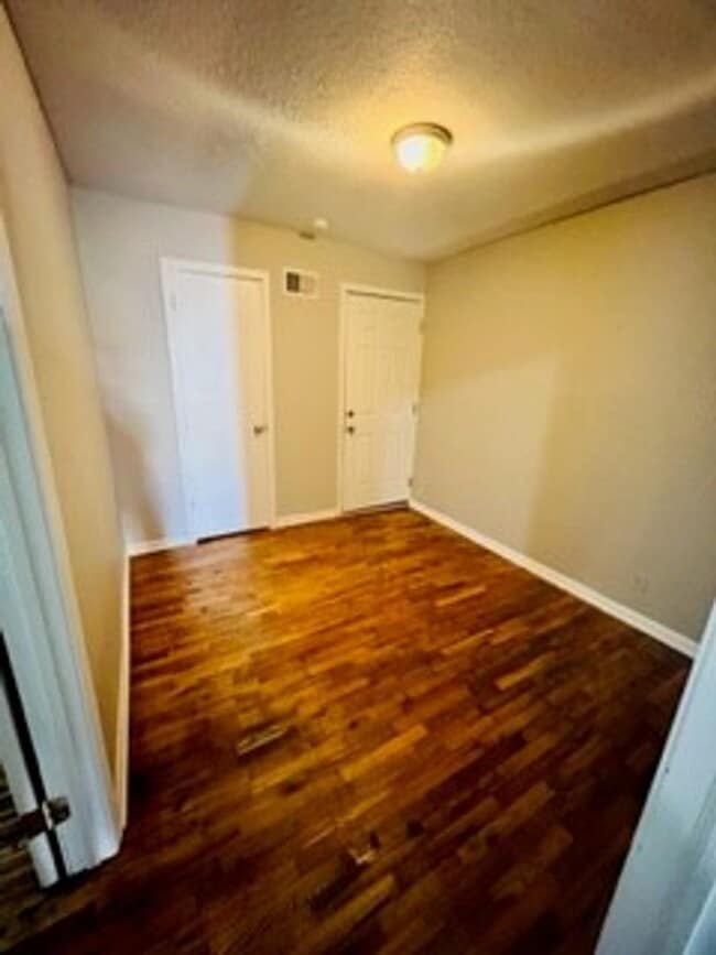 Building Photo - Quaint 2 bedroom in a quiet neighborhood