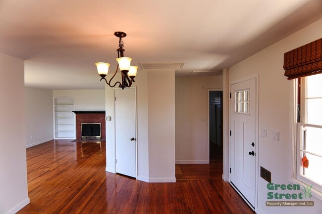 Building Photo - 2974 Maple Ct