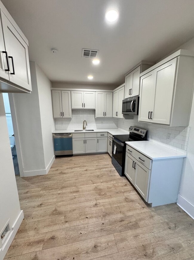 Building Photo - Freshly remodeled duplex available for rent!