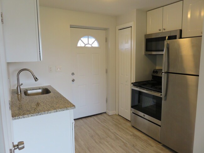 Foto del edificio - 129 Cosey Beach Ave