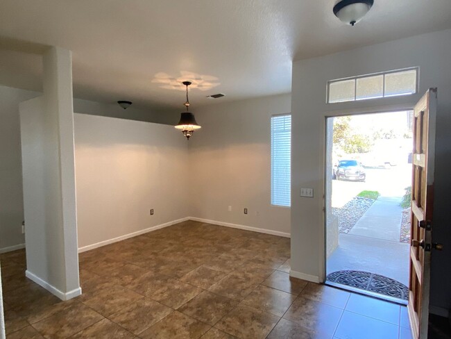 Building Photo - Beautiful Cul-de-sac 2 bedroom with study ...