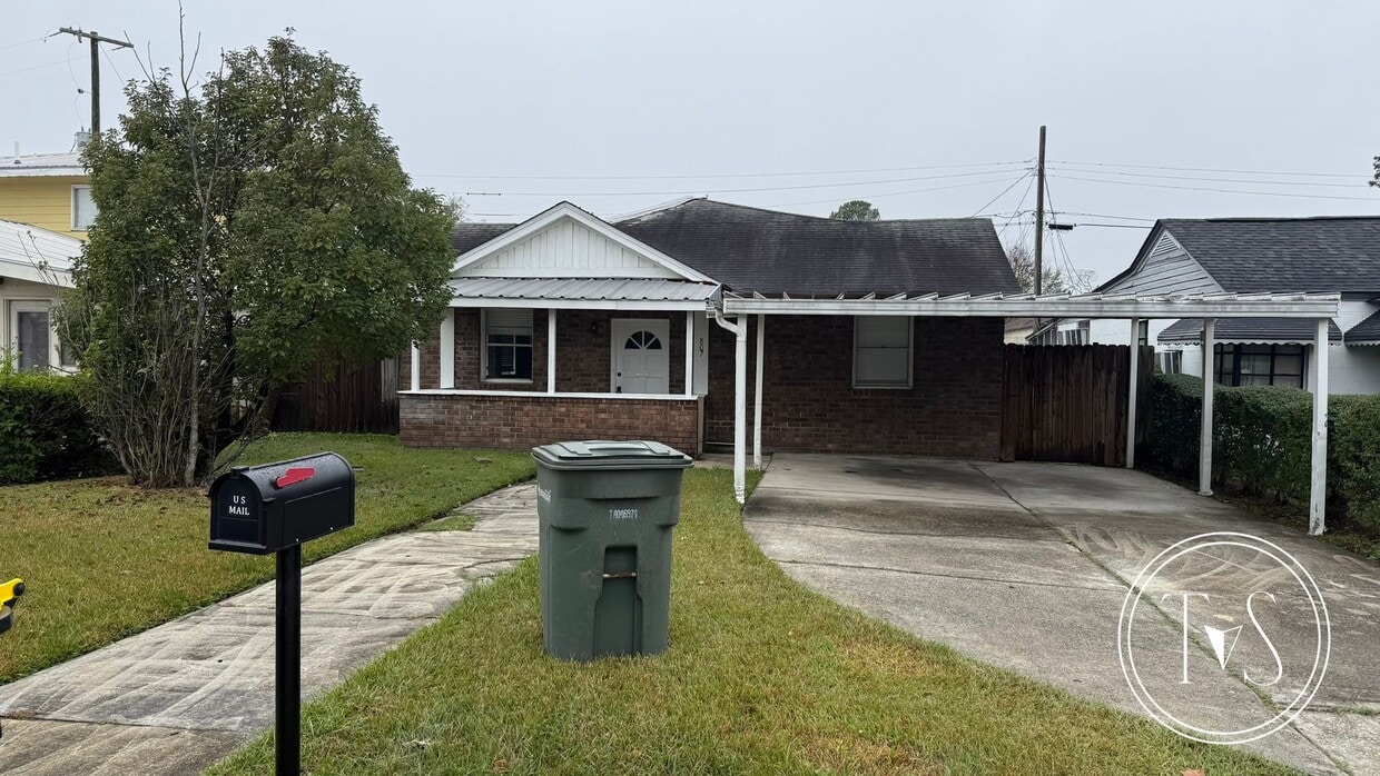 Primary Photo - RATE DROP ALERT (was $1880/month)!