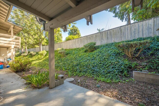 Foto del edificio - 23732 Hillhurst Dr