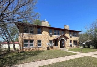 Building Photo - 216 W Oak Ave