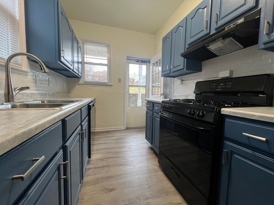 Primary Photo - 2BR house with fenced in backyard!