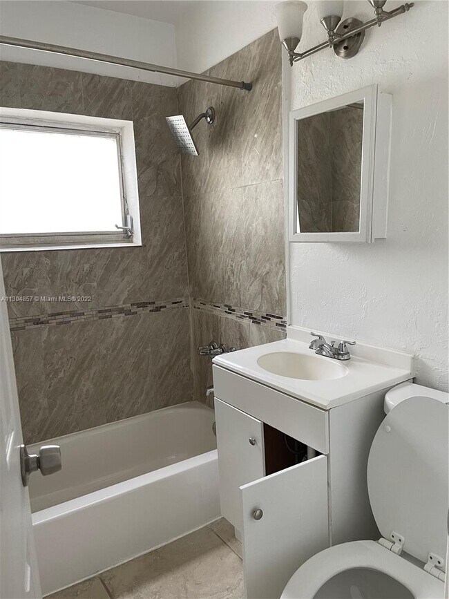 Foto del edificio - 2329 NE 173rd St