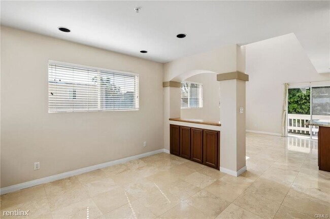 Building Photo - 3 br, 2.5 bath House - 1613 Wollacott St