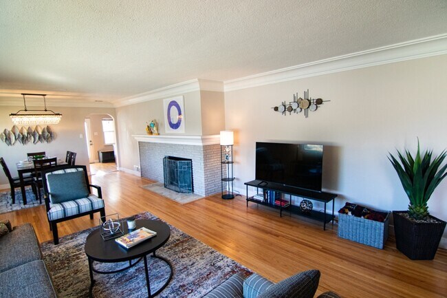 Building Photo - 1215 Solano Dr NE