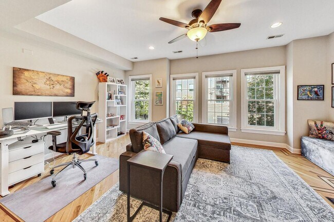 Foto del edificio - 3042 N Oakley Ave