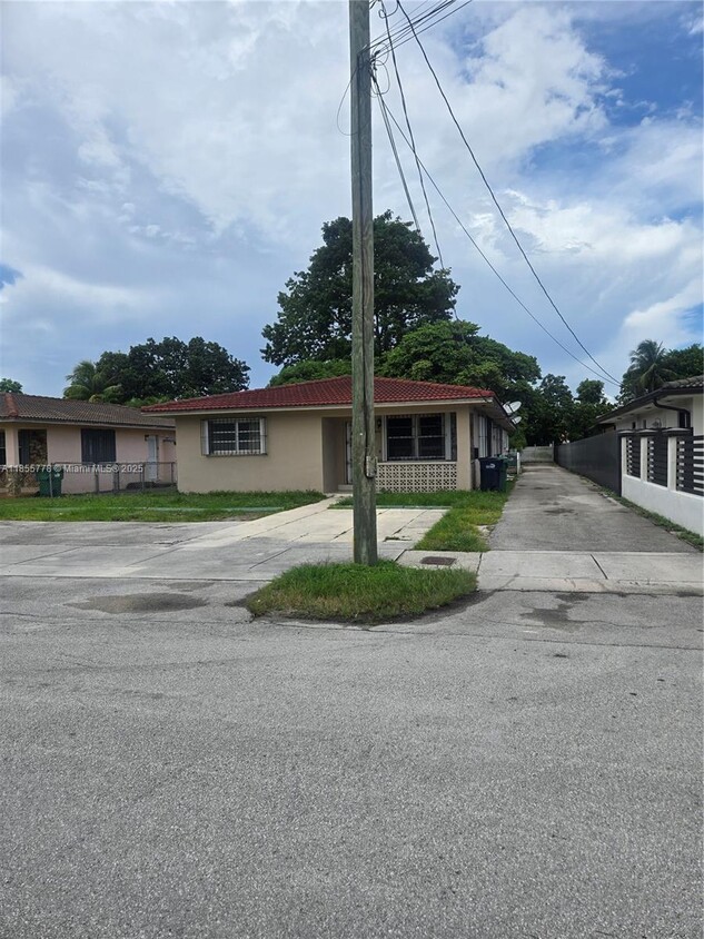 Primary Photo - 8857 SW 27th St