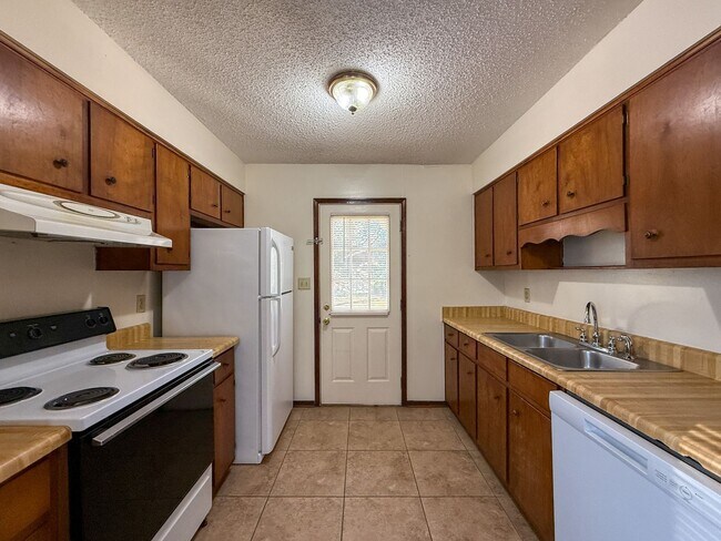 Foto del edificio - Well maintained 2 bedroom 1 bath duplex ~ lawn care, pest control & trash included!