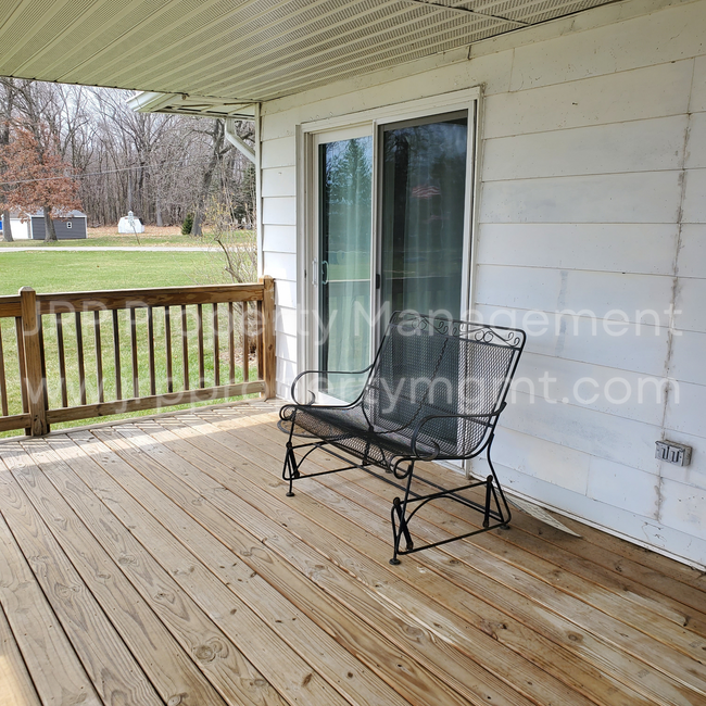 Building Photo - 555 Norvell Beach Dr