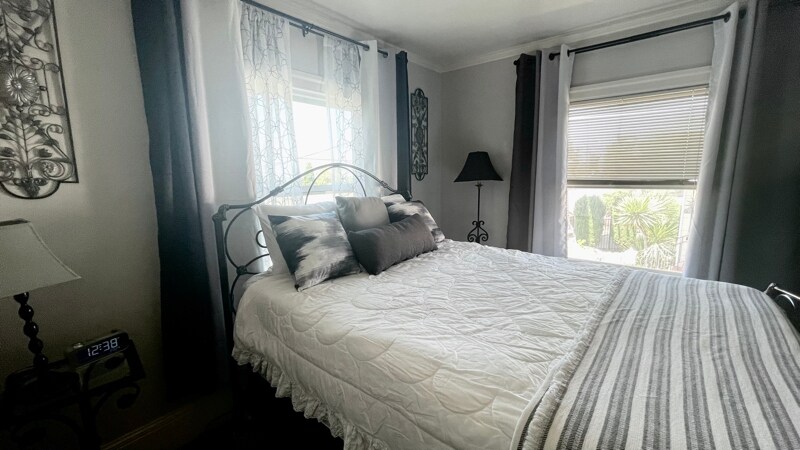 Foto principal - 9630 Thermal St