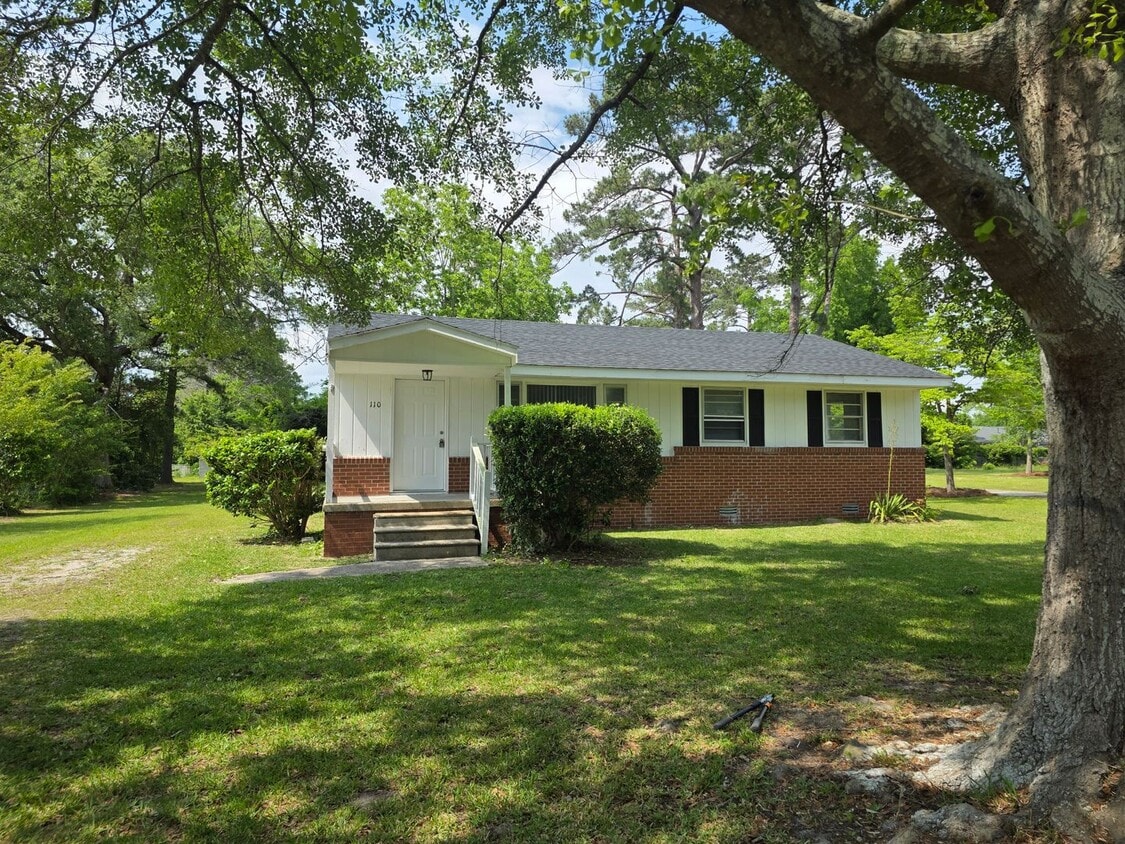 Foto principal - 3 Bedroom, 1 bath House with large yard