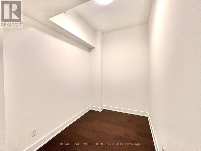 Photo du bâtiment - 8-308 Manor Rd W