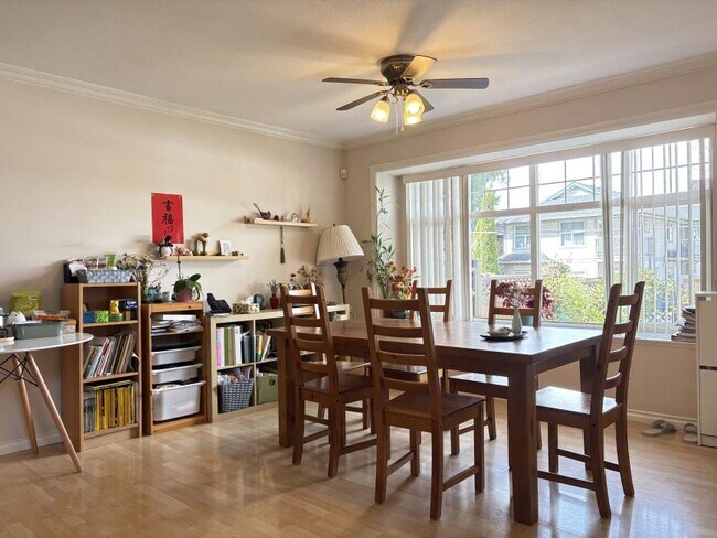Photo du bâtiment - 3 bedroom in Burnaby BC V5H 2S3