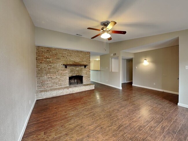 Foto del edificio - 7512 Parkwood Ln