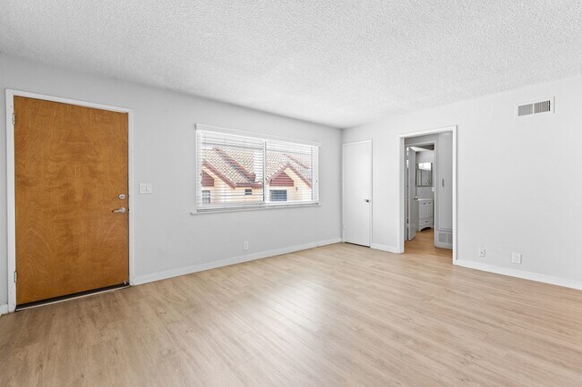 Building Photo - Huntington Villas