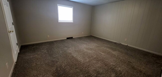 Building Photo - 3 Bedroom 2 Bath 2 Car Garage! South! $1295
