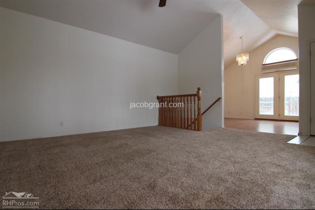 Building Photo - 1095 N Skyline Dr