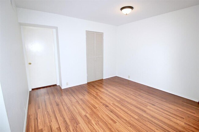 Building Photo - 2121 Fountain View Dr