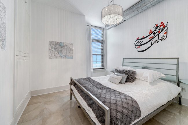 King-sized bedroom! - 2328 Champlain St NW