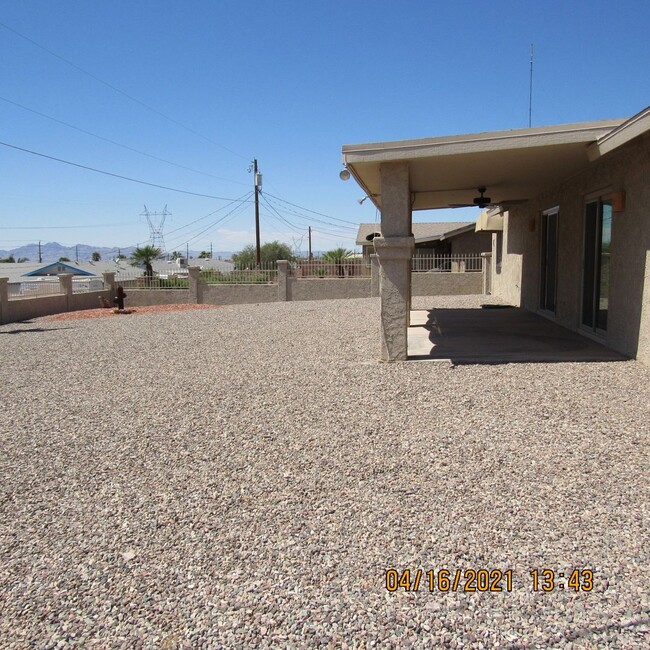 Foto del edificio - 3 bedroom 2 bath 2 car garage side RV parking