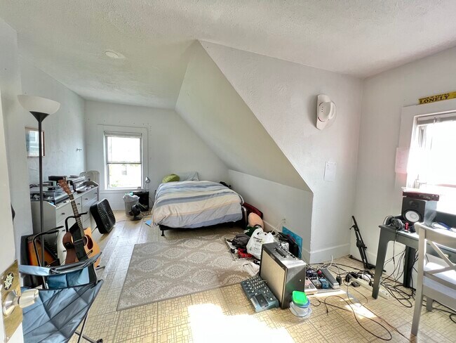 Room E in a 6b2.5b unit - 14 Pratt St