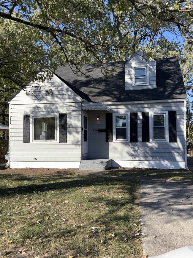 Building Photo - 2504 Vendome Dr S