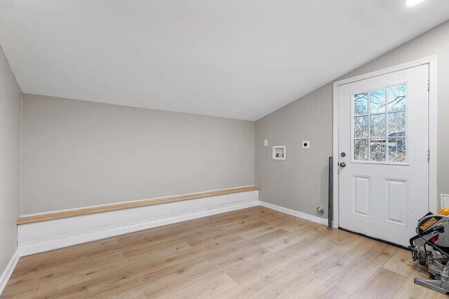 Foto del edificio - 627 Miles Rd