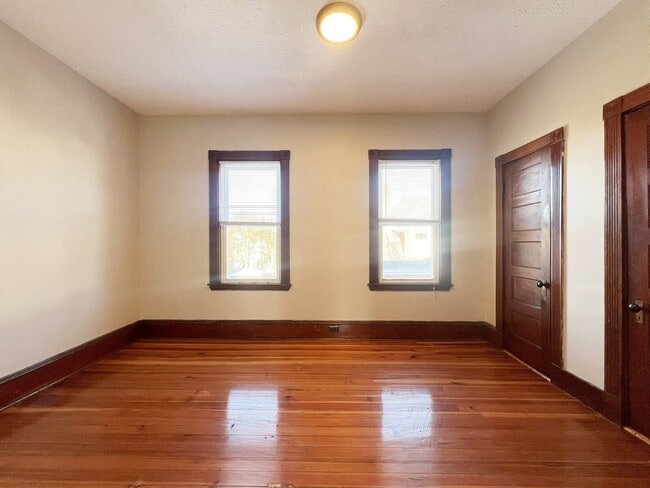 Building Photo - 33 Newburg St