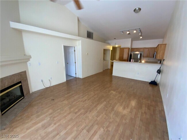 Foto del edificio - 6469 Blue Blossom Dr
