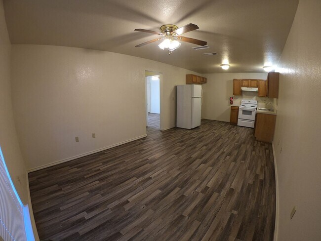 Building Photo - 2 Bedroom 1 Bathroom Unit