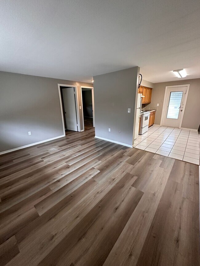 Foto del edificio - 2 bed one bath duplex