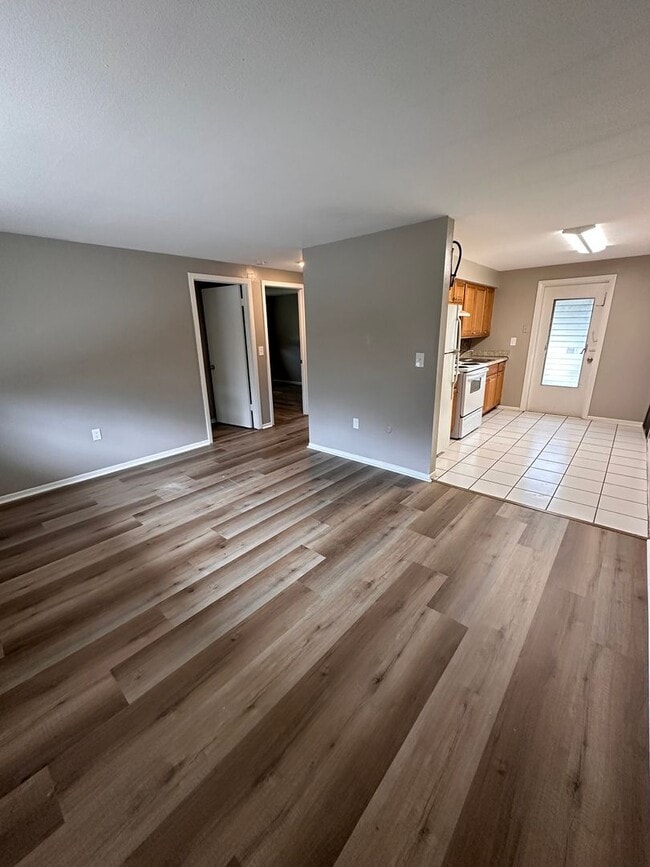 Building Photo - 2 bed one bath duplex