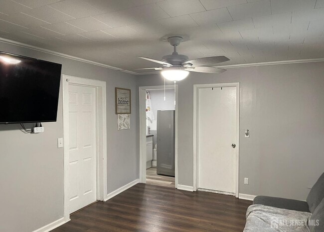 Building Photo - 305 Oak Tree Ave
