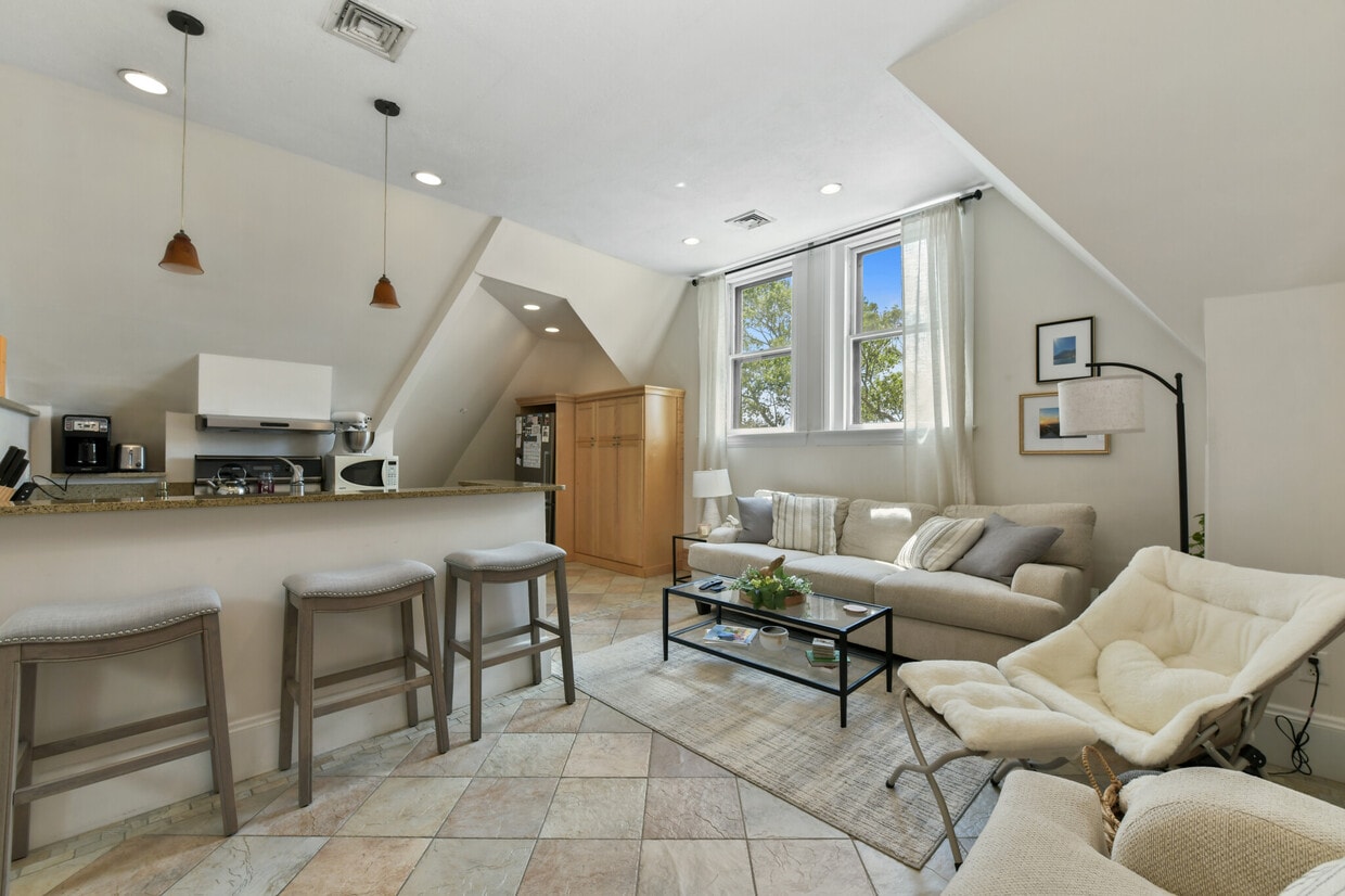 Primary Photo - 1774 Beacon St