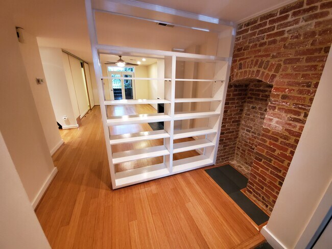 Foto del edificio - 2506 Cliffbourne Pl NW