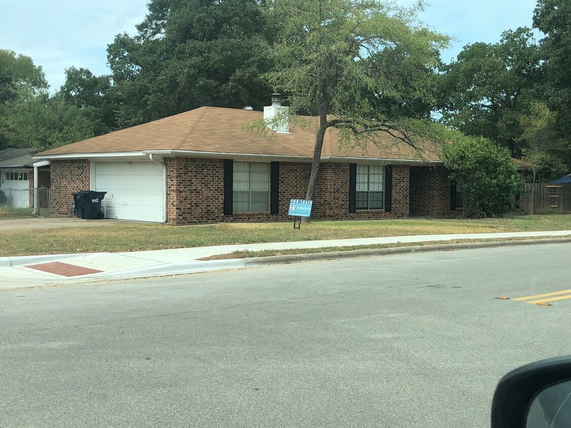 Primary Photo - Spacious and Centrally Located