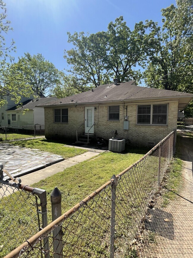 Building Photo - 415 W G Ave