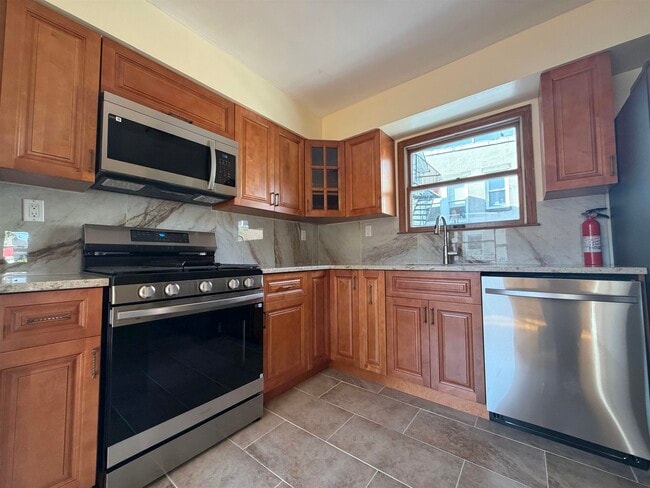 Building Photo - 406 5th St