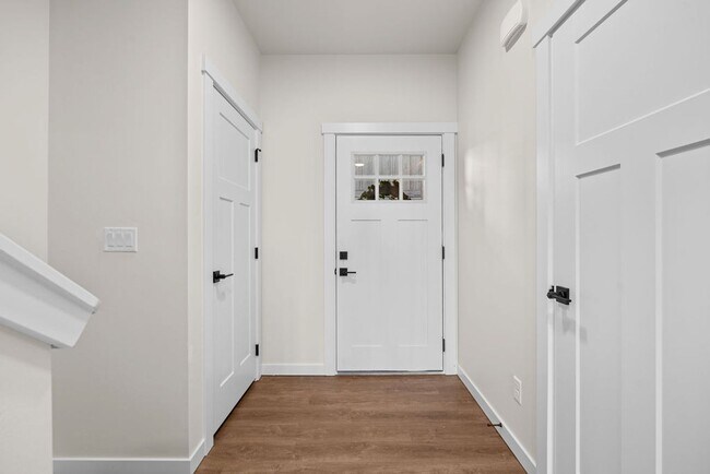 Building Photo - Luxury Living Off Appleway Trial Brand New...