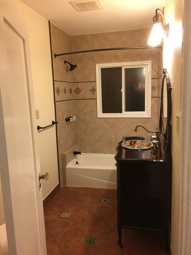 Baño 1 - 4389 Utah St.
