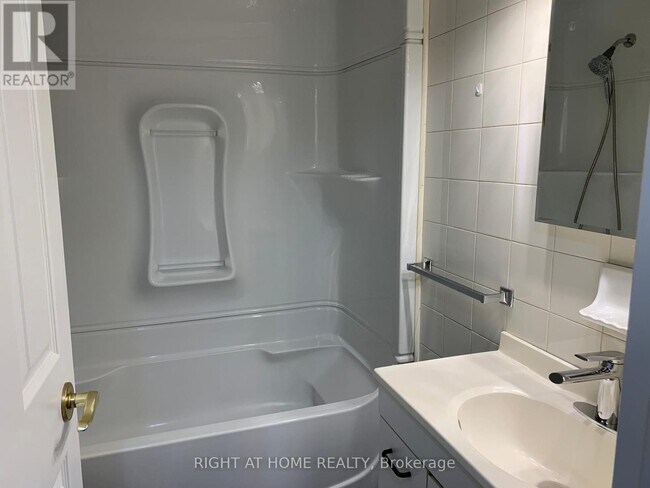 Photo du bâtiment - 5806-5806 Buckland Rd