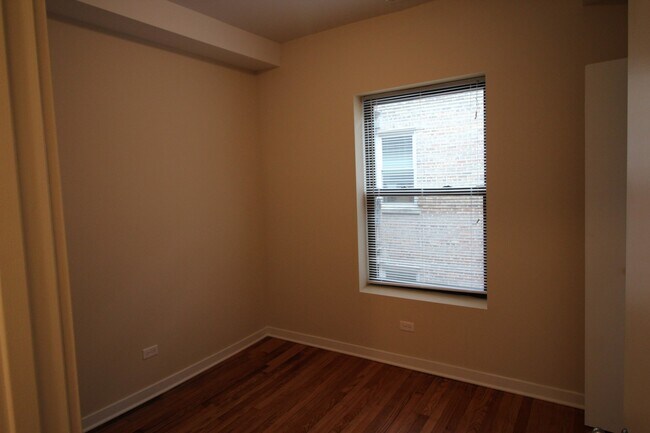 Building Photo - 6975 N Greenview Ave