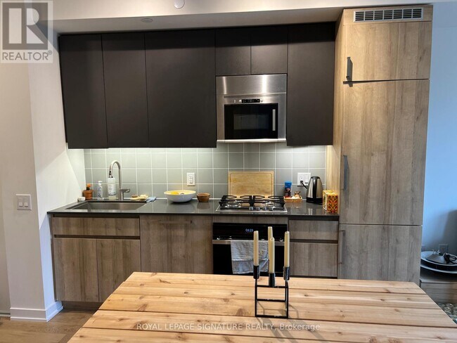 Building Photo - 430 Roncesvalles Ave