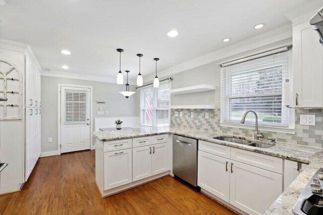 Building Photo - Dunwoody Village Home With Pool