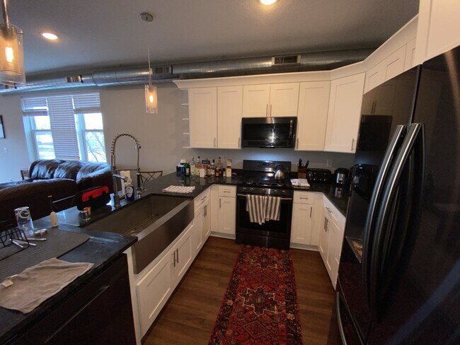 Foto del edificio - Stunning sunsets on private balcony 2 bed 2 bath in Longfellow!